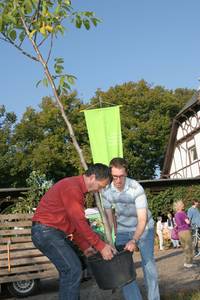 Georg Mehlhart und Stefan Spiekermann beim Pflanzen des Hofbaums, einer Walnuss; Foto: Erik O. Martin