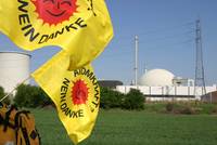 zwei Atomkraft-Nein-Danke-Fahnen vor dem AKW Biblis.